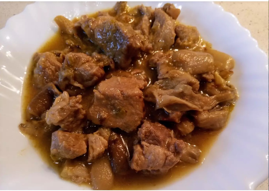 Carne de cerdo en salsa con setas